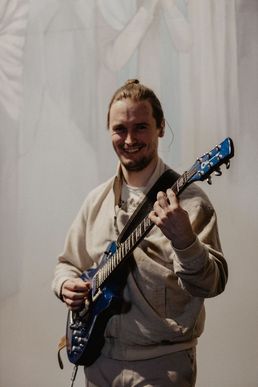 Gitarzysta podczas wspólnego uwielbienia EFEZ
